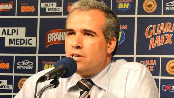 Edison Travassos em coletiva de imprensa